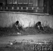 Październik 1970, Warszawa, Polska.
 Robotnicy śpiący pod murem budynku RSW Prasa.
 Fot. Jarosław Tarań, zbiory Ośrodka KARTA [70-84]
   
