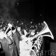 Październik 1970, Warszawa, Polska.
 Stadion Klubu Sportowego Legia, kibice dopingujący drużynę podczas meczu.
 Fot. Jarosław Tarań, zbiory Ośrodka KARTA [70-92]
   
