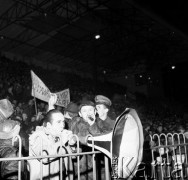 Październik 1970, Warszawa, Polska.
 Stadion Klubu Sportowego Legia, kibice dopingujący drużynę podczas meczu.
 Fot. Jarosław Tarań, zbiory Ośrodka KARTA [70-92]
   

