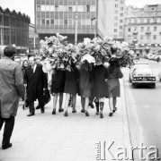 Kwiecień 1970, Warszawa, Polska.
 Przed majowym świętem, dziewczyny ze sztucznymi kwiatami.
 Fot. Jarosław Tarań, zbiory Ośrodka KARTA [70-97]
   
