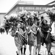 Kwiecień 1970, Warszawa, Polska.
 Przed majowym świętem, dziewczyny ze sztucznymi kwiatami.
 Fot. Jarosław Tarań, zbiory Ośrodka KARTA [70-97]
   
