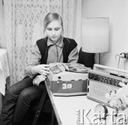 12.01.1970, Warszawa, Polska.
 Dziewczyna z magnetofonem szpulowym.
 Fot. Jarosław Tarań, zbiory Ośrodka KARTA [70-101]
   

