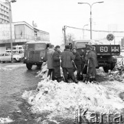 Styczeń 1970, Warszawa, Polska.
 Odśnieżanie chodnika przed pawilonem meblowym 