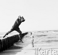 Czerwiec 1970, Polska
 Fotograf robiący zdjęcia w locie.
 Fot. Jarosław Tarań, zbiory Ośrodka KARTA [70-98]
   
