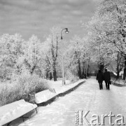 Styczeń 1970, Warszawa, Polska.
 Zimowy pejzaż, ośnieżone ławki w parku.
 Fot. Jarosław Tarań, zbiory Ośrodka KARTA [70-109]
   
