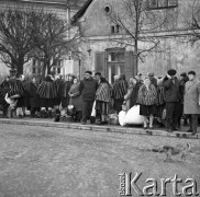 Pażdziernik 1970, Opoczno, Polska
 Dzień targowy, pasażerowie na dworcu autobusowym PKS.
 Fot. Jarosław Tarań, zbiory Ośrodka KARTA [70-117]
   
