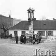 Pażdziernik 1970, Opoczno, Polska
 Grupa osób koło kapliczki na rondzie.
 Fot. Jarosław Tarań, zbiory Ośrodka KARTA [70-117]
   
