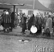 Pażdziernik 1970, Opoczno, Polska
 Dzień targowy, pasażerowie na dworcu autobusowym PKS.
 Fot. Jarosław Tarań, zbiory Ośrodka KARTA [70-117]
   
