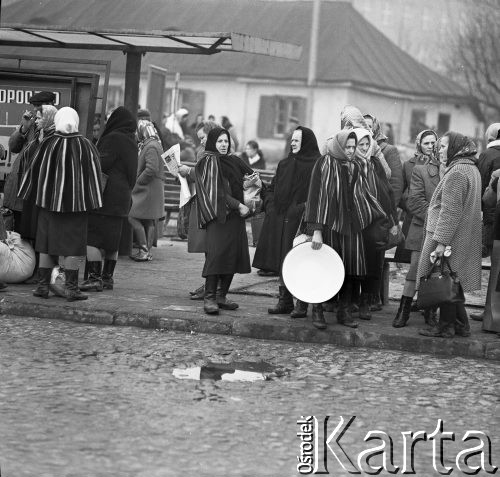 Pażdziernik 1970, Opoczno, Polska
 Dzień targowy, pasażerowie na dworcu autobusowym PKS.
 Fot. Jarosław Tarań, zbiory Ośrodka KARTA [70-117]
   
