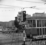 Wrzesień 1970, Warszawa, Polska.
 Konserwator sygnalizacji świetlnej, z prawej tramwaj linii 22.
 Fot. Jarosław Tarań, zbiory Ośrodka KARTA [70-125]
   
