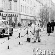 Kwiecień 1970, Warszawa, Polska.
 Mężczyzna malujący słupki przy jezdni.
 Fot. Jarosław Tarań, zbiory Ośrodka KARTA [70-122]
   
