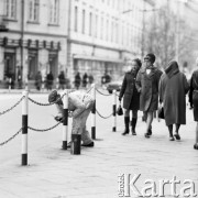 Kwiecień 1970, Warszawa, Polska.
 Mężczyzna malujący słupki przy jezdni.
 Fot. Jarosław Tarań, zbiory Ośrodka KARTA [70-122]
   
