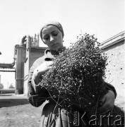 15.05.1970, Gorzów Wielkopolski, Polsk
 Roszarnia lnu, pracownica zakładu z lnianym bukietem.
 Fot. Jarosław Tarań, zbiory Ośrodka KARTA [70-129]
   
