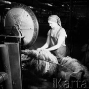 15.05.1970, Gorzów Wielkopolski, Polska
 Pracownica roszarni lnu.
 Fot. Jarosław Tarań, zbiory Ośrodka KARTA [70-130]
   

