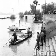 22-23.07.1970, Warszawa, Polska.
 Wysoki poziom wody w Wiśle.
 Fot. Jarosław Tarań, zbiory Ośrodka KARTA [70-131]
   
