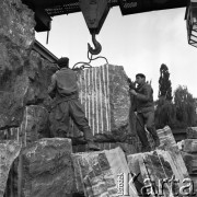 Lipiec 1970, Kielce, Polska
 Pracownicy Zakładów Obróbki Marmuru.
 Fot. Jarosław Tarań, zbiory Ośrodka KARTA [70-120]
   
