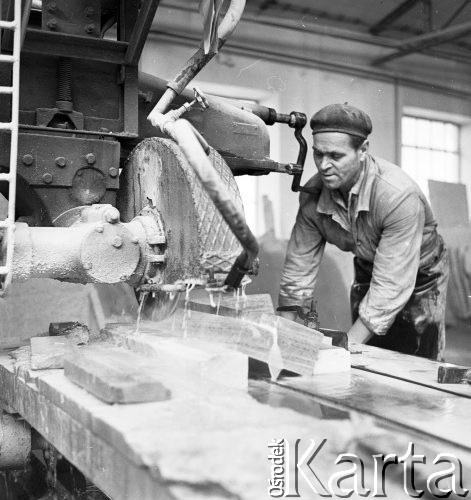 Lipiec 1970, Kielce, Polska
 Pracownik Zakładów Obróbki Marmuru.
 Fot. Jarosław Tarań, zbiory Ośrodka KARTA [70-121]
   
