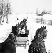 Styczeń 1970, Rabka, Polska
 Uczestnicy kuligu.
 Fot. Jarosław Tarań, zbiory Ośrodka KARTA [70-143]
   
