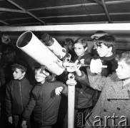 Październik 1970, Warszawa, Polska.
 Grupa dzieci z wizytą w obserwatorium Warszawskiego Towarzystwa Astronomicznego.
 Fot. Jarosław Tarań, zbiory Ośrodka KARTA [70-145]
   
