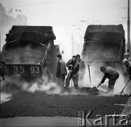 Październik 1970, Warszawa, Polska.
 Robotnicy wylewający asfalt na ulicy Marcelego Nowotki.
 Fot. Jarosław Tarań, zbiory Ośrodka KARTA [70-144]
   
