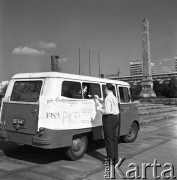 Sierpień 1970, Warszawa, Polska.
 Kasa biletowa i informacja PKP w samochodzie, napis na transparencie: 