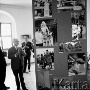Czerwiec 1970, Słupsk, Polska
 XII Ogólnopolska Wystawa Fotografii Prasowej, fotoreporterem roku został Zbigniew Jakubowski z Katowic.
 Fot. Jarosław Tarań, zbiory Ośrodka KARTA [70-156]
   
