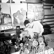 5.05.1970, Warszawa, Polska.
 Spotkanie hobbystów, kolekcjonerka naczyń i butelek, w tle wiszą plakaty.
 Fot. Jarosław Tarań, zbiory Ośrodka KARTA [70-158]
   
