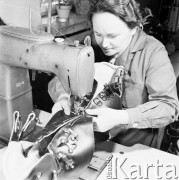 10.10.1970, Wałbrzych, Polska
Wytwórnia Sprzętu Sportowego, kobieta przy maszynie do szycia.
Fot. Jarosław Tarań, zbiory Ośrodka KARTA [70-167]
 
