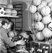 10.10.1970, Wałbrzych, Polska
 Wytwórnia Sprzętu Sportowego, napełnianie piłek powietrzem.
 Fot. Jarosław Tarań, zbiory Ośrodka KARTA [70-166]
   
