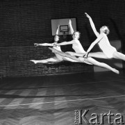 27.11.1970, Warszawa, Polska.
 Dziewczęta uprawiające gimnastykę artystyczną.
 Fot. Jarosław Tarań, zbiory Ośrodka KARTA [70-221]
   
