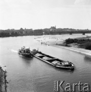 8.05.1970, Warszawa, Polska.
 Barka z piaskiem na Wiśle, w tle panorama miasta.
 Fot. Jarosław Tarań, zbiory Ośrodka KARTA [70-178]
   
