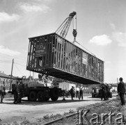 26.05.1970, Warszawa, Polska.
 Rzeczna MO, wodowanie wodolotu.
 Fot. Jarosław Tarań, zbiory Ośrodka KARTA [70-181]
   
