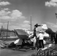 26.05.1970, Warszawa, Polska.
 Rzeczna MO, wodowanie wodolotu.
 Fot. Jarosław Tarań, zbiory Ośrodka KARTA [70-180]
   
