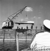 26.05.1970, Warszawa, Polska.
 Milicja rzeczna, wodowanie wodolotu.
 Fot. Jarosław Tarań, zbiory Ośrodka KARTA [70-180]
   
