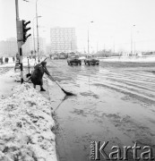 Marzec 1970, Warszawa, Polska.
 Śnieg na ulicach, kobieta zamiatająca przejście dla  pieszych.
 Fot. Jarosław Tarań, zbiory Ośrodka KARTA [70-222]
   
