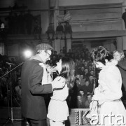 Marzec 1970, Warszawa, Polska.
 Jarema Stępowski i młode wielbicielki, wręczenie złotej płyty podczas koncertu w Zakładach im. Waryńskiego.
 Fot. Jarosław Tarań, zbiory Ośrodka KARTA [70-209]
   
