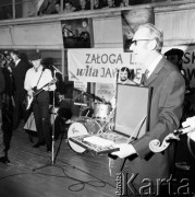 Marzec 1970, Warszawa, Polska.
 Jarema Stępowski, wręczenie złotej płyty podczas koncertu w Zakładach im. Waryńskiego.
 Fot. Jarosław Tarań, zbiory Ośrodka KARTA [70-209]
   
