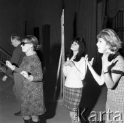 1970, Warszawa, Polska.
 Teatr Dramatyczny, aktorki podczas próby, od prawej Jolanta Lothe (prawdopodobnie) i Halina Dobrowolska.
 Fot. Jarosław Tarań, zbiory Ośrodka KARTA [70-205]
   
