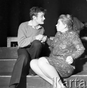 1970, Warszawa, Polska.
 Teatr Dramatyczny, aktorzy podczas próby, Maciej Damięcki i Katarzyna Łaniewska.
 Fot. Jarosław Tarań, zbiory Ośrodka KARTA [70-206]
   
