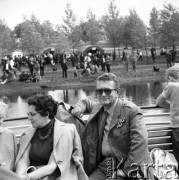 31.05.1970, Pisz, Polska
 Festyn w Piszu, pułkownik Janusz Przymanowski podczas wycieczkowego rejsu Pisą.
 Fot. Jarosław Tarań, zbiory Ośrodka KARTA [70-197]
   
