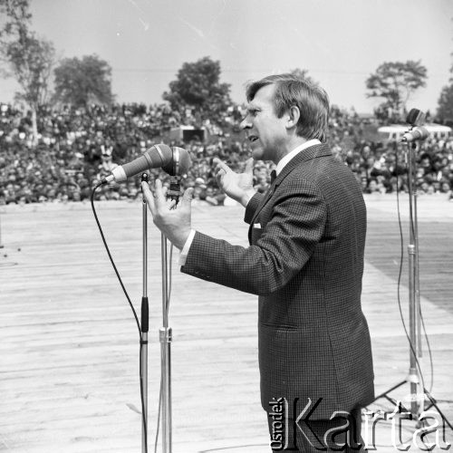 31.05.1970, Pisz, Polska
 Festyn w Piszu, na estradzie Wojciech Siemion.
 Fot. Jarosław Tarań, zbiory Ośrodka KARTA [70-197]
   
