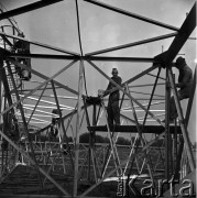 1.09.1970, Warszawa okolice, Polska. 
 Budowa linii wysokiego napięcia mającej dostarczać energię dla Warszawy.
 Fot. Jarosław Tarań, zbiory Ośrodka KARTA [70-192]
   
