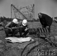 1.09.1970, Warszawa okolice, Polska.
 Budowa linii wysokiego napięcia mającej dostarczać energię dla Warszawy.
 Fot. Jarosław Tarań, zbiory Ośrodka KARTA [70-195]
   

