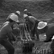 1.09.1970, Warszawa okolice, Polska.
Budowa linii wysokiego napięcia mającej dostarczać energię dla Warszawy.
Fot. Jarosław Tarań, zbiory Ośrodka KARTA [70-191]
 
