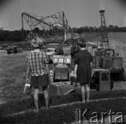 1.09.1970, Warszawa okolice, Polska.
Budowa linii wysokiego napięcia mającej dostarczać energię dla Warszawy.
Fot. Jarosław Tarań, zbiory Ośrodka KARTA [70-191]
 
