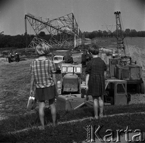 1.09.1970, Warszawa okolice, Polska.
Budowa linii wysokiego napięcia mającej dostarczać energię dla Warszawy.
Fot. Jarosław Tarań, zbiory Ośrodka KARTA [70-191]
 
