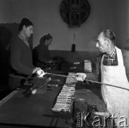 Październik 1970, Świątniki Górne, Polska
 Produkcja wyrobów metalowych.
 Fot. Jarosław Tarań, zbiory Ośrodka KARTA [70-243]
   
