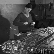 Październik 1970, Świątniki Górne, Polska
 Produkcja kłódek.
 Fot. Jarosław Tarań, zbiory Ośrodka KARTA [70-243]
   
