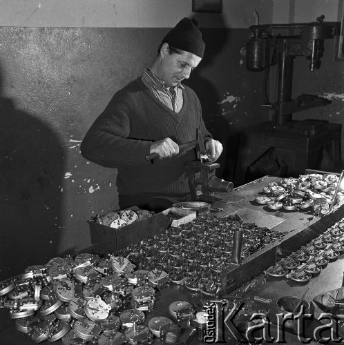 Październik 1970, Świątniki Górne, Polska
 Produkcja kłódek.
 Fot. Jarosław Tarań, zbiory Ośrodka KARTA [70-243]
   
