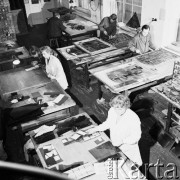 Listopad 1970, Kraków, Polska
Wytwórnia witraży.
Fot. Jarosław Tarań, zbiory Ośrodka KARTA [70-243]
 
